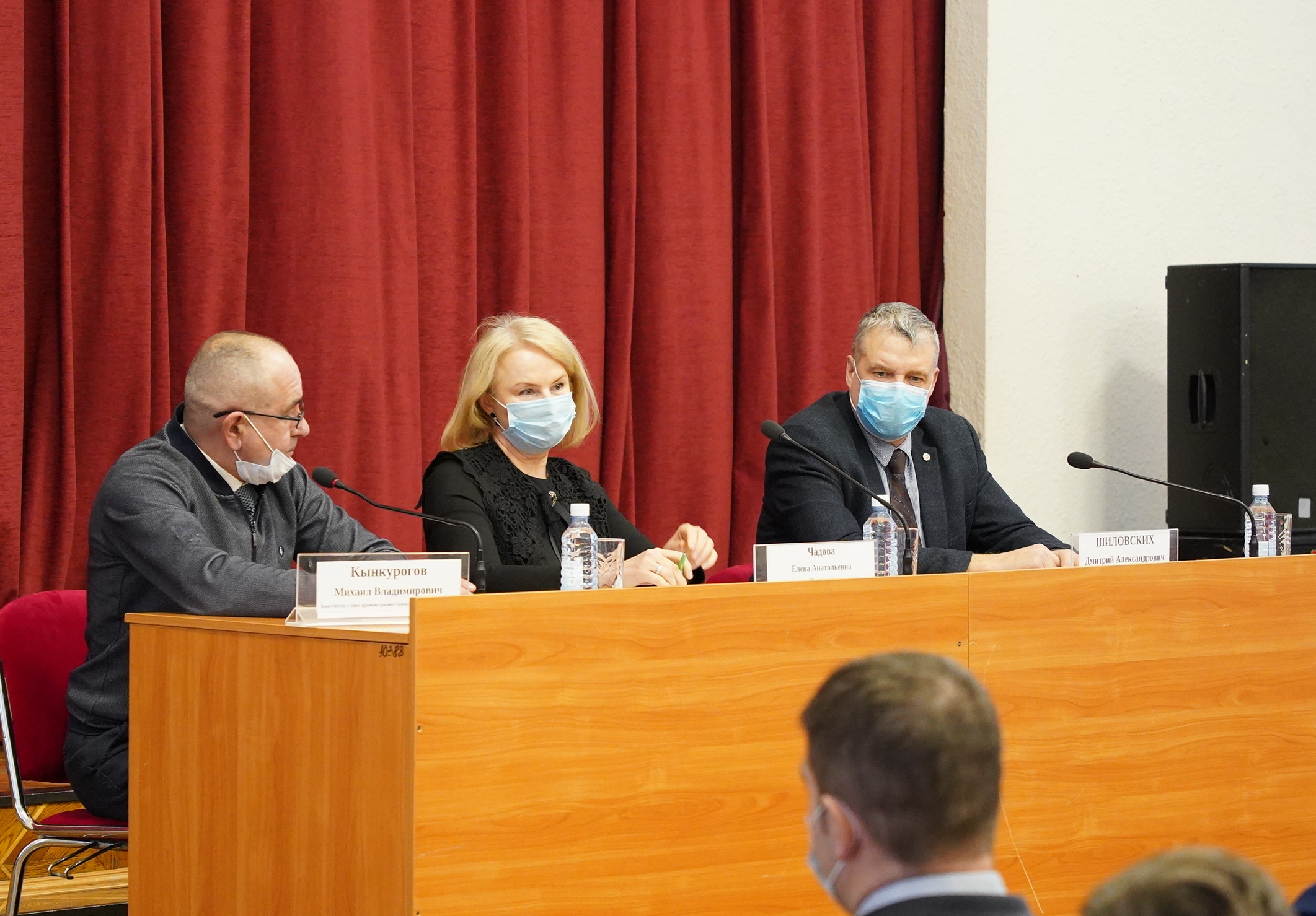 Елена Чадова ответила на вопросы по поводу вакцинации школьников на общегородском собрании в Серове