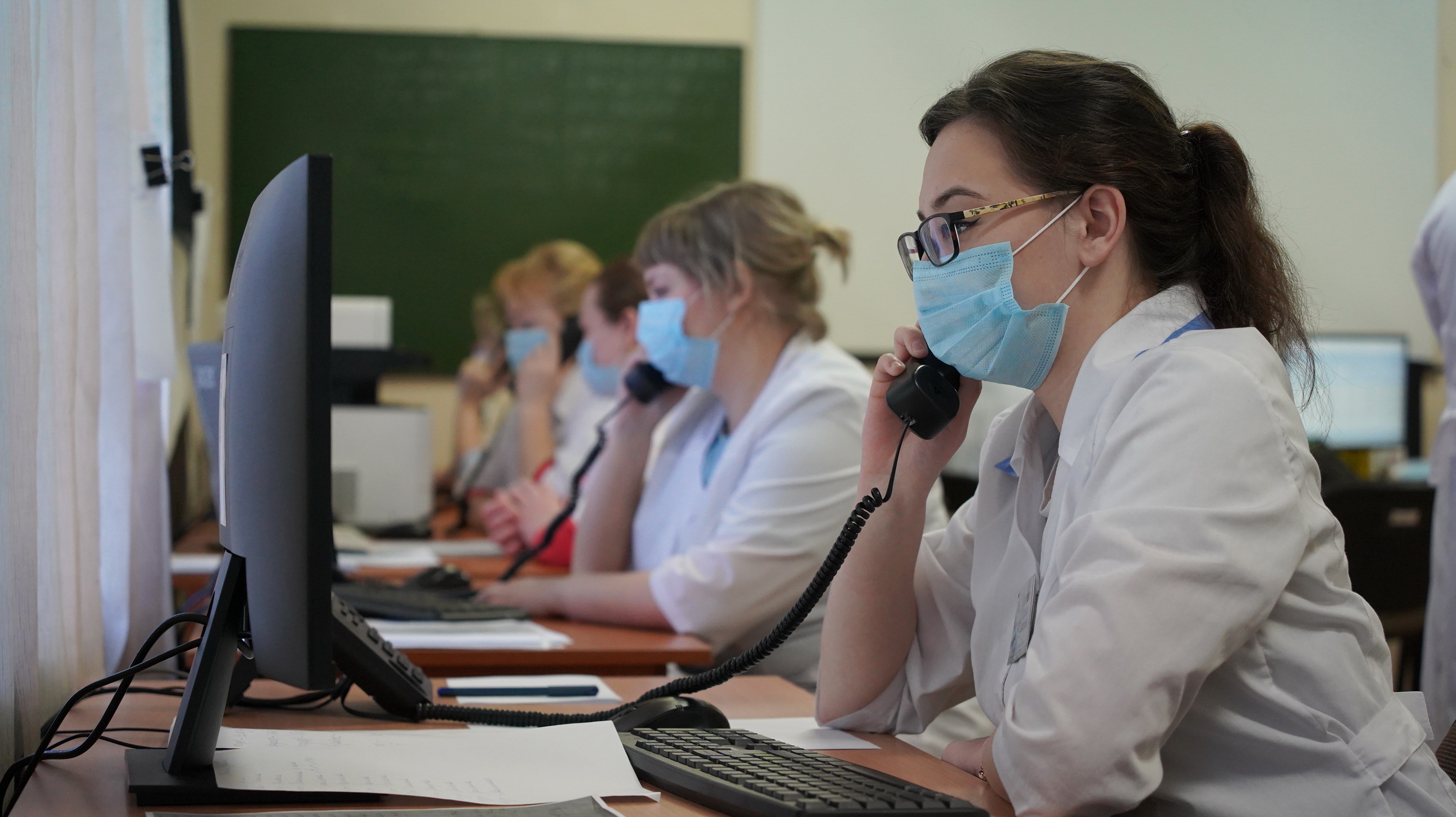 На помощь медикам в call-центры поликлиник в Свердловской области пришли волонтеры СОМК