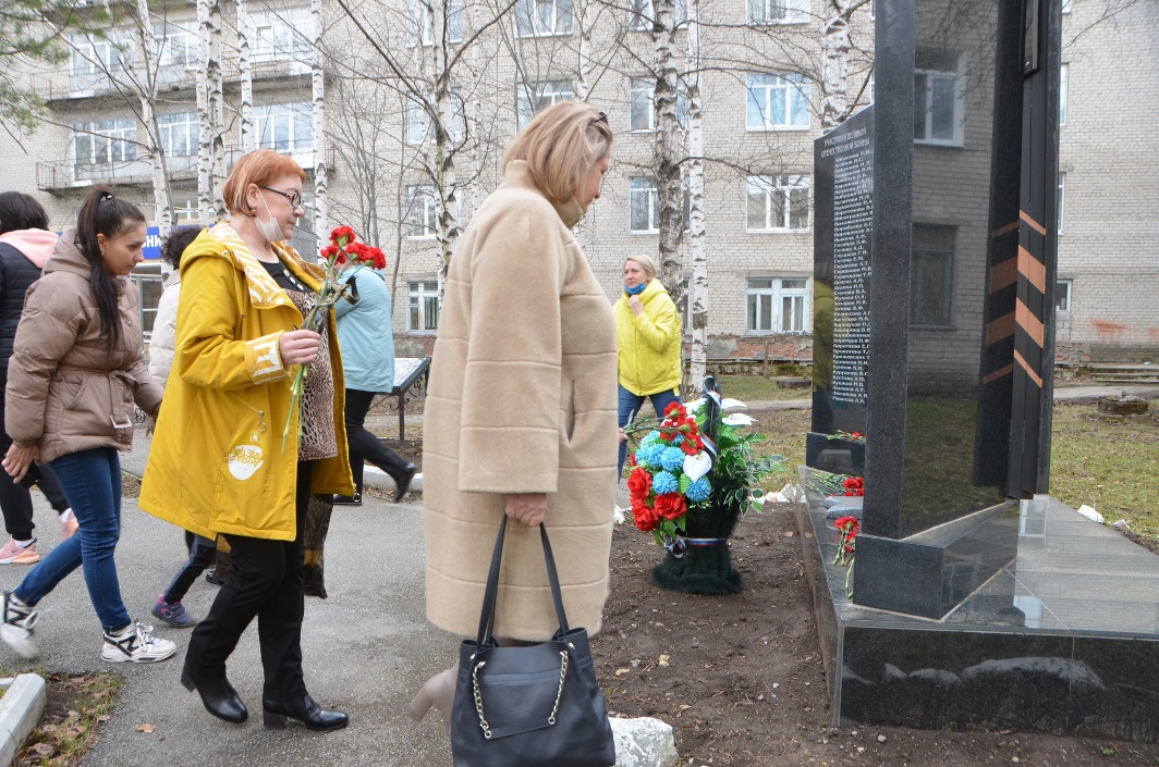 Серовские медики возложили цветы к мемориальному комплексу памяти медицинских работников